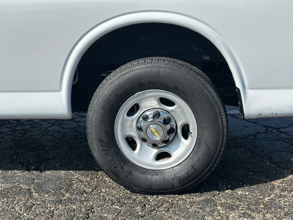 2024 Chevrolet Express Passenger 3500 1LT