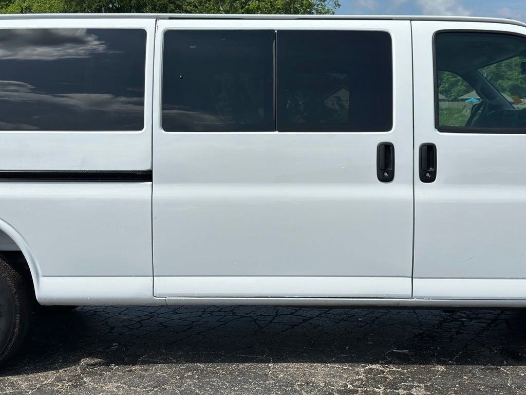 2025 Chevrolet Express Passenger 1LT