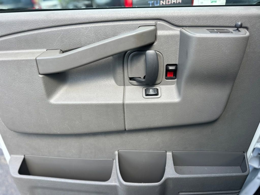 2025 Chevrolet Express Passenger 1LT