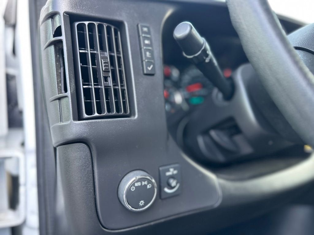 2025 Chevrolet Express Passenger 1LT