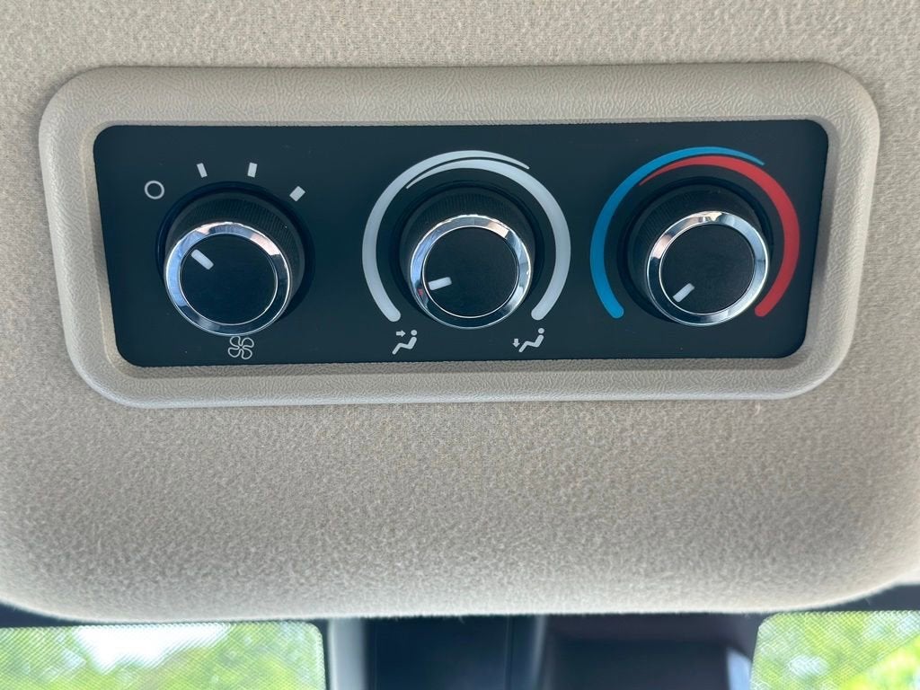 2025 Chevrolet Express Passenger 1LT