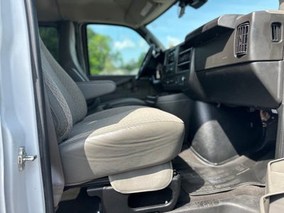 2025 Chevrolet Express Passenger 1LT