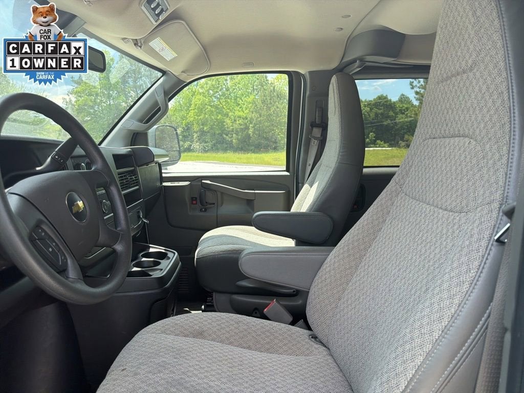 2025 Chevrolet Express Passenger 1LT