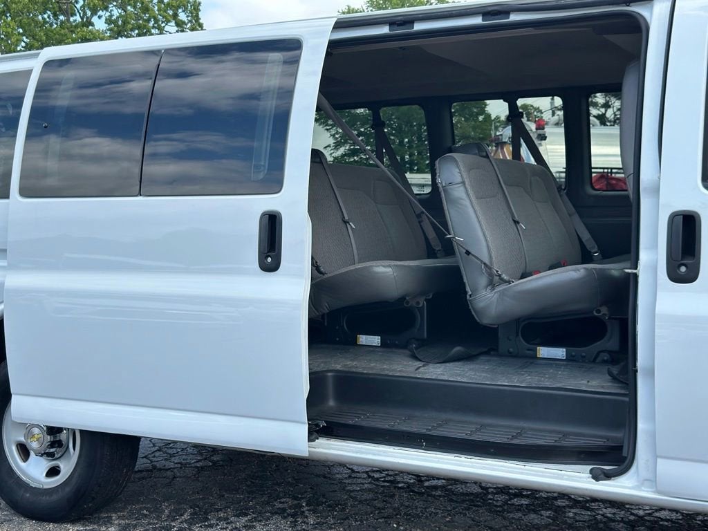 2025 Chevrolet Express Passenger 1LT