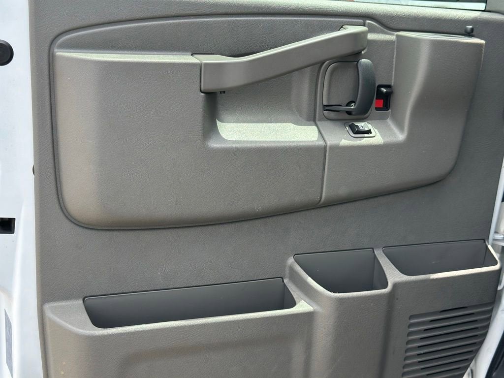 2025 Chevrolet Express Passenger 1LT