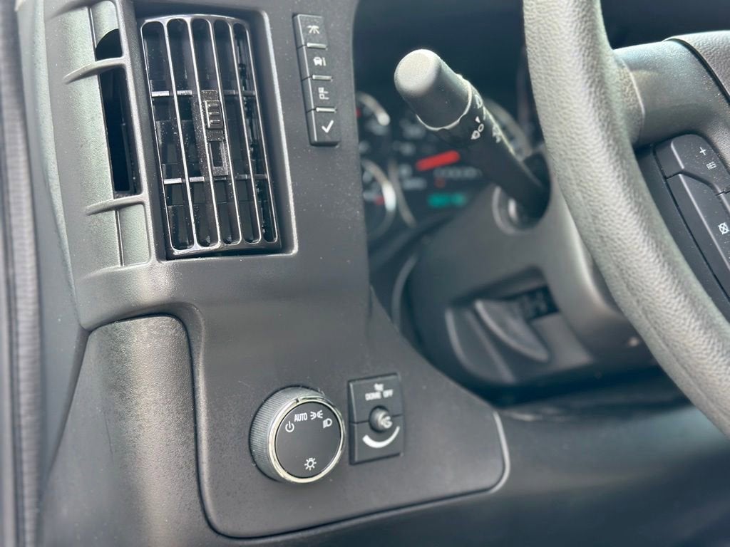 2025 Chevrolet Express Passenger 1LT