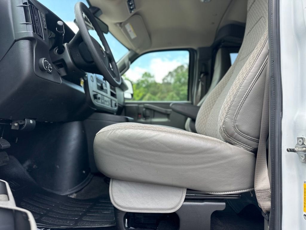 2025 Chevrolet Express Passenger 1LT