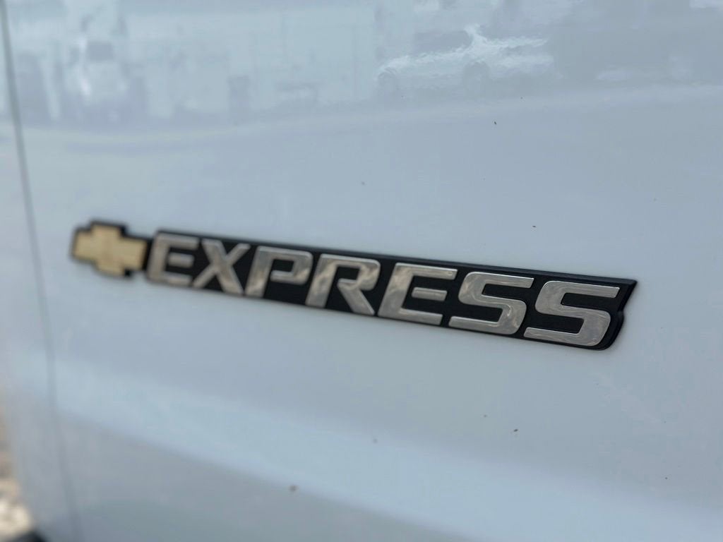 2025 Chevrolet Express Passenger 1LT