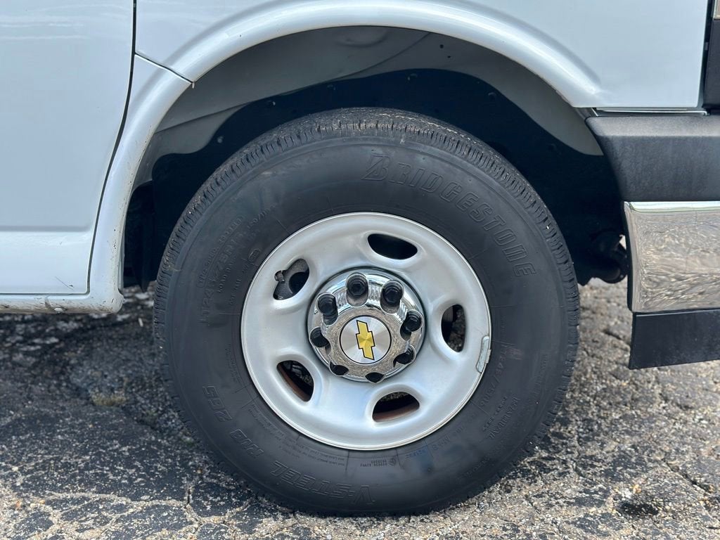 2025 Chevrolet Express Passenger 1LT