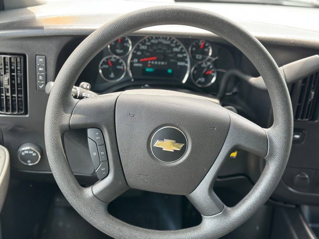 2025 Chevrolet Express Passenger 1LT