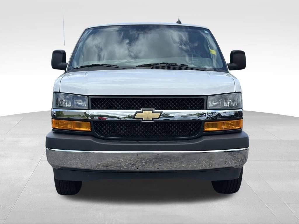 2025 Chevrolet Express Passenger 1LT