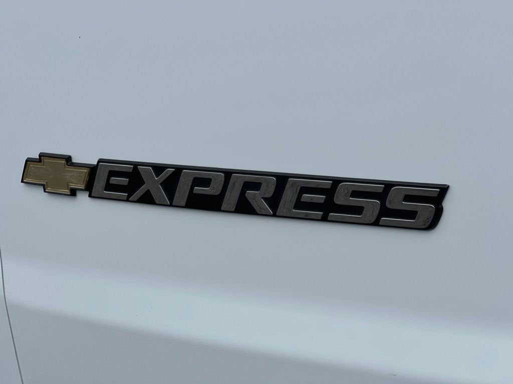 2025 Chevrolet Express Passenger 1LT