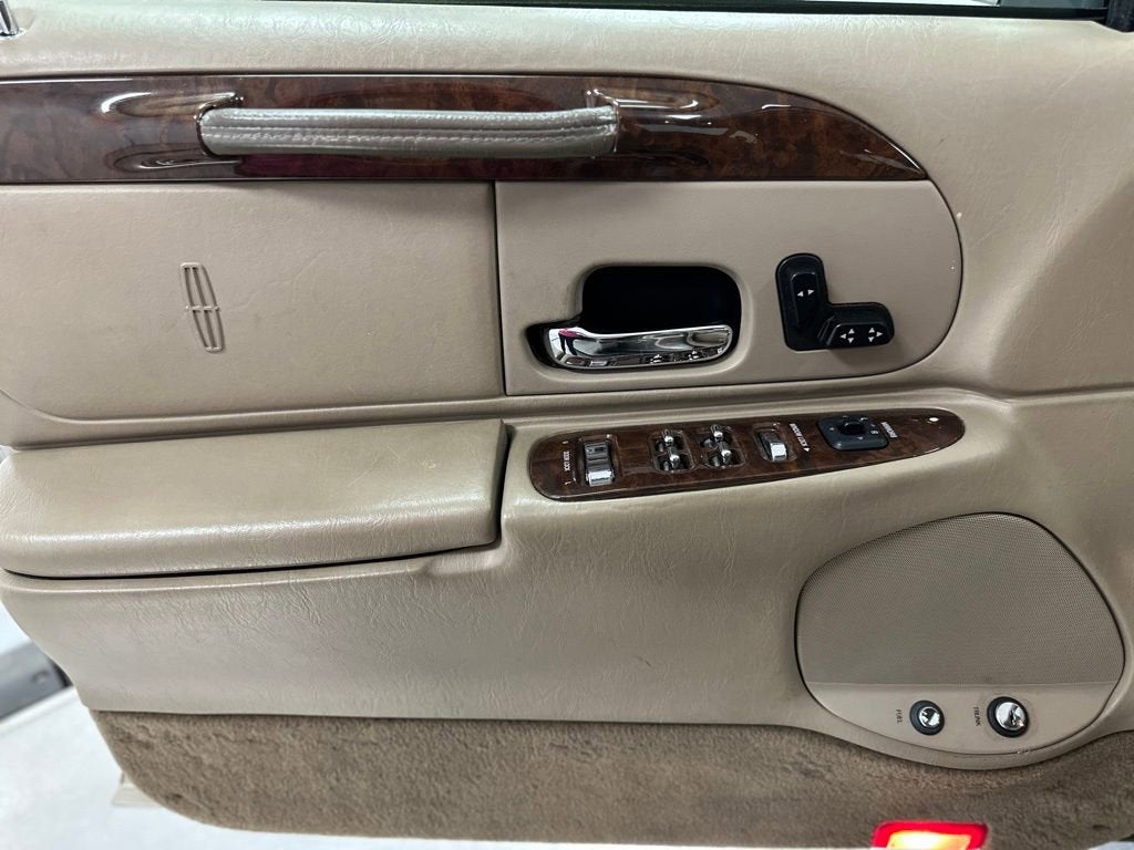 2001 Lincoln Town Car Executive
