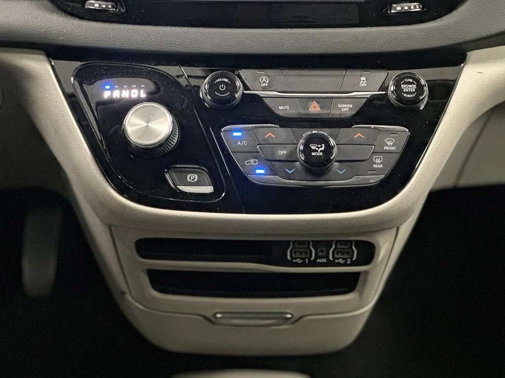 2022 Chrysler Voyager LX