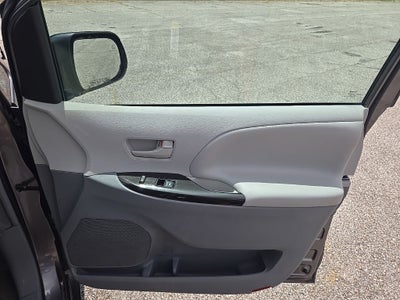 2014 Toyota Sienna LE 8 Passenger