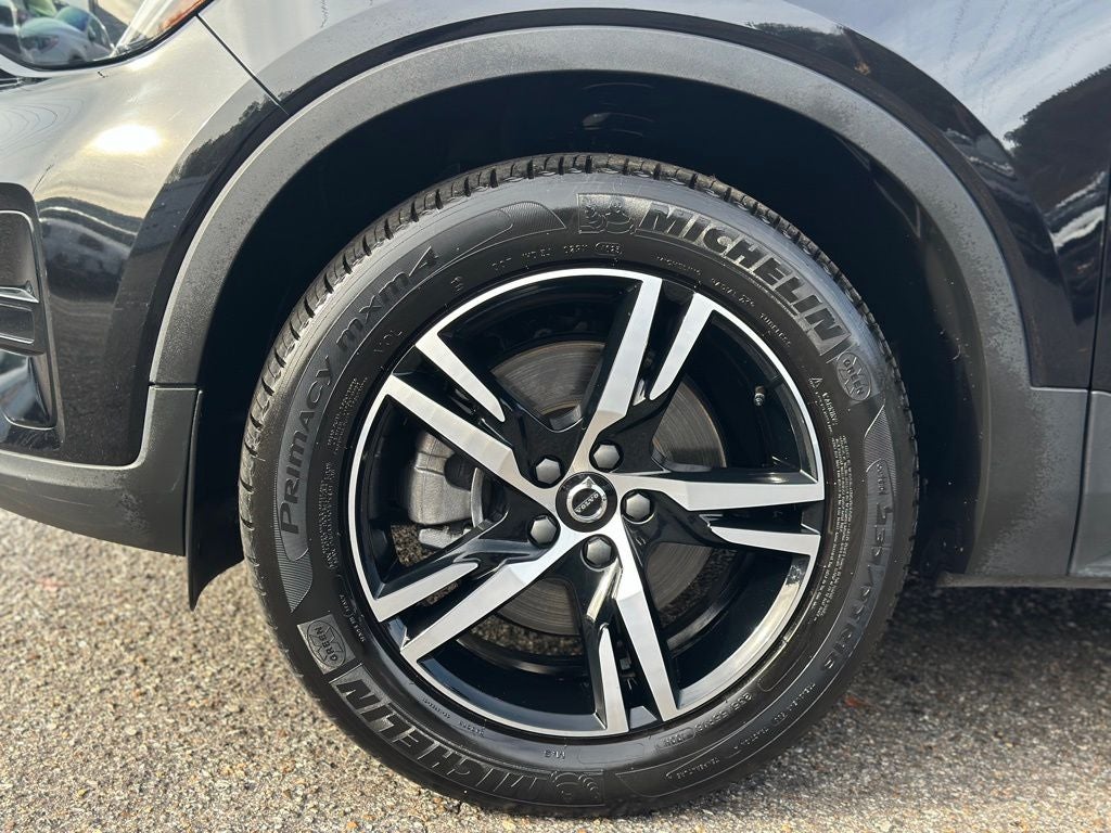 2024 Volvo XC40 B5 Core